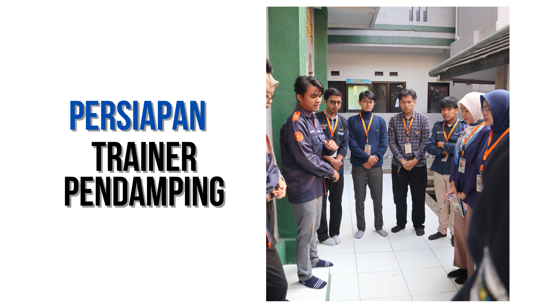 Mentor mendampingi anak saat merakit